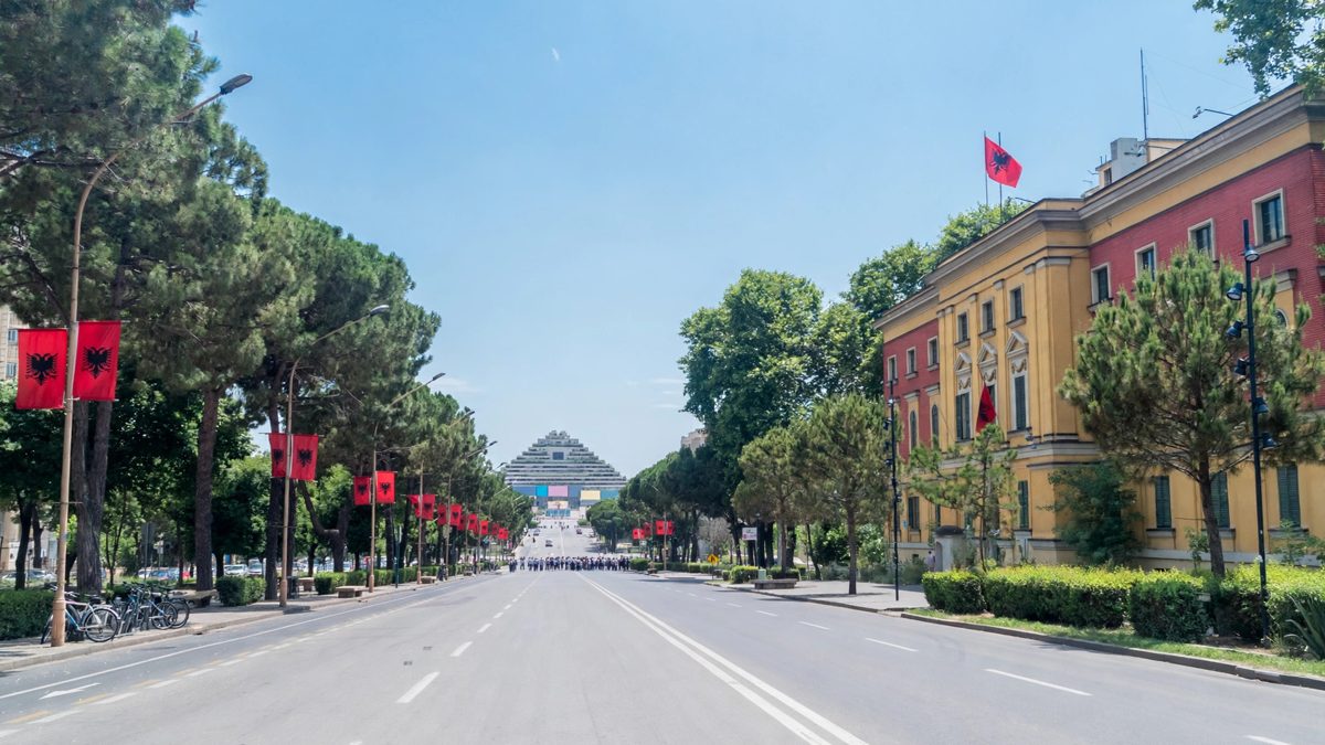 Manifestations en Albanie: des étudiants incendient le ministère de l'Éducation et des banques à Tirana