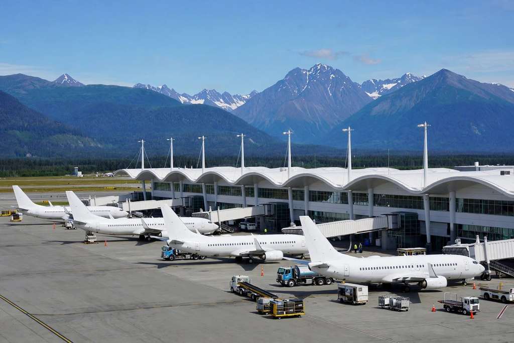 Anchorage, Alaska : la sénatrice Murkowski soutient le démocrate Kreiss-Tomkins pour le poste de gouverneur face à trois républicains