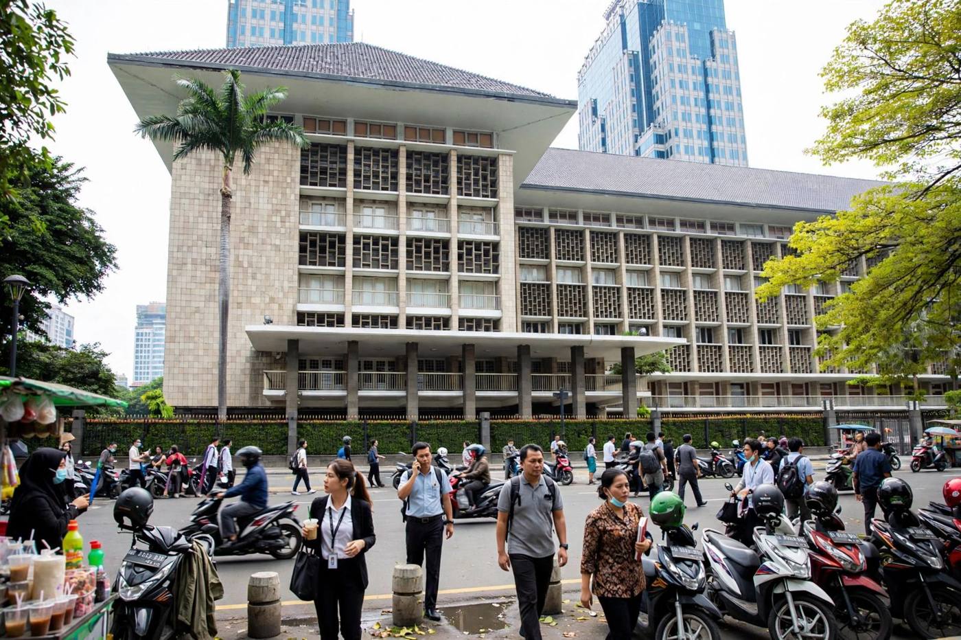 El Banco de Indonesia mantiene la tasa principal en el 5,75 por ciento mientras la caída del mercado presiona a la rupia