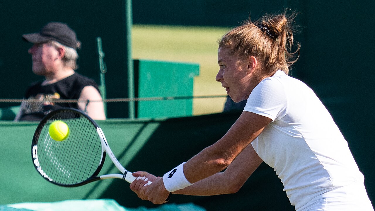 च्वालिन्स्का ने घायल स्वियाटेक को 7-5, 6-1 से हराया, वुहान में पहले WTA 1000 फाइनल में पहुंचीं