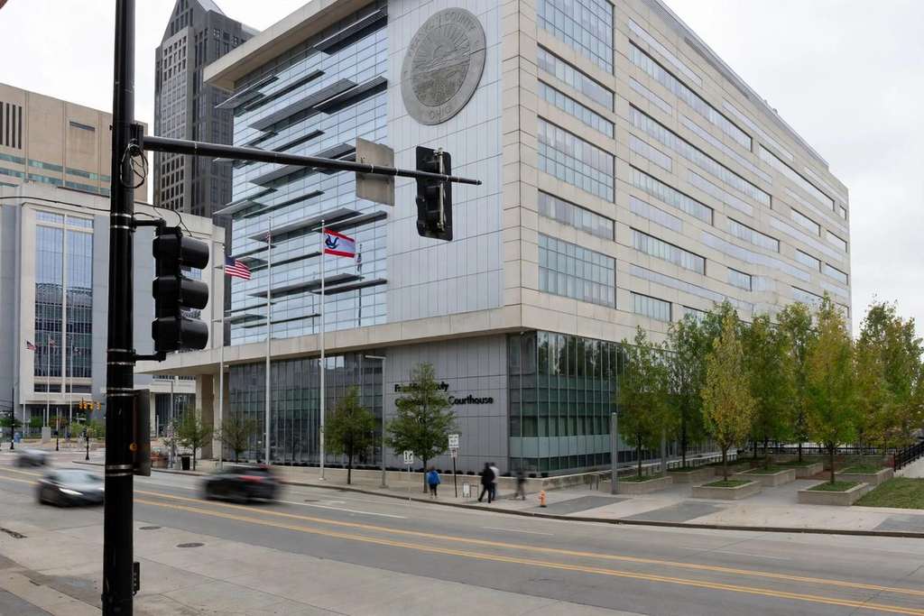 Columbus, Ohio: प्रहरीमाथि राइफल चलाएकोमा Tamari Stroughter लाई ४० वर्षसम्मको सजाय