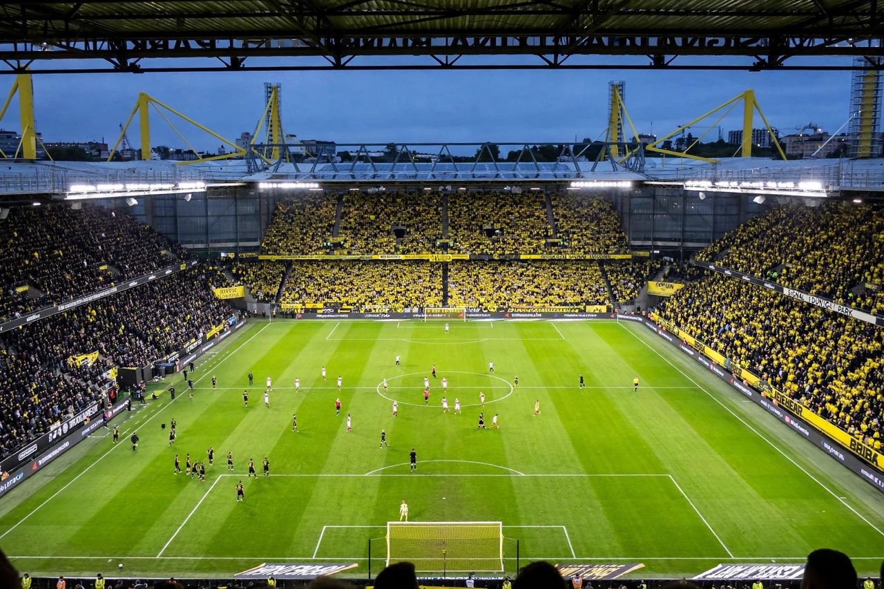El Dortmund vence 1-0 al Frankfurt con un gol tardío de Beier y se pone líder