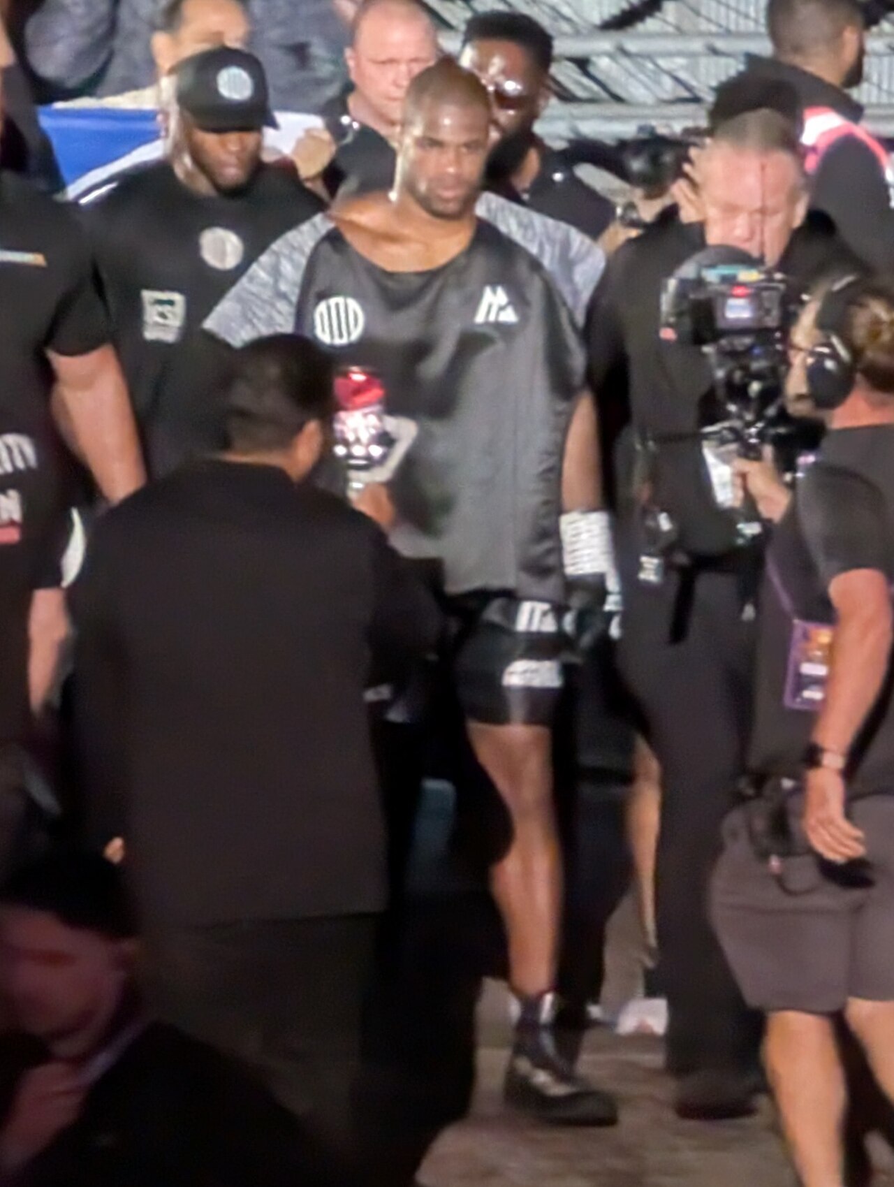 डुबोइसले वार्डलीलाई दुई राउन्डमा रोकेर WBO हेभीवेट उपाधि कायम राखे