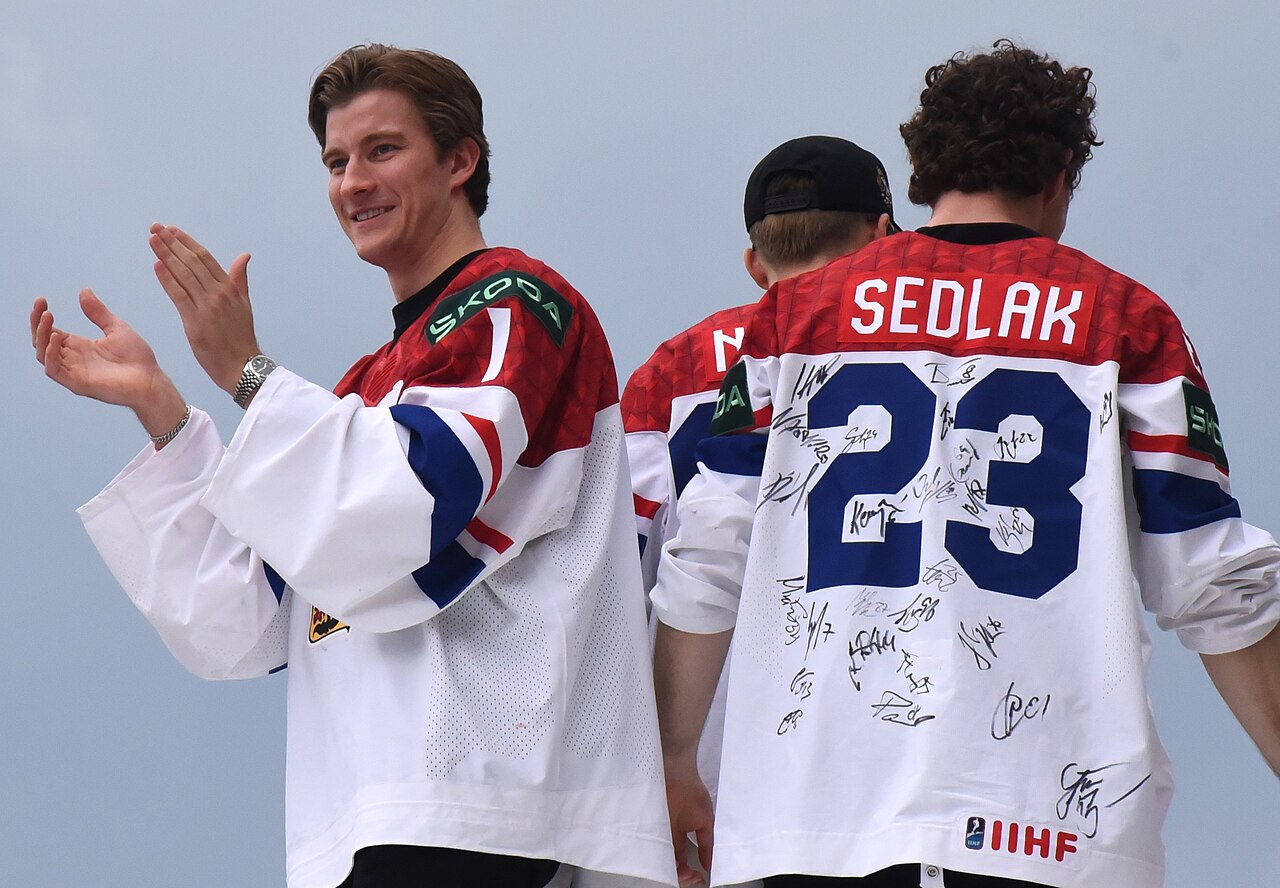 Ducks Beat Flyers 5-4 as Luneau and Carlsson End Losing Run in Philadelphia