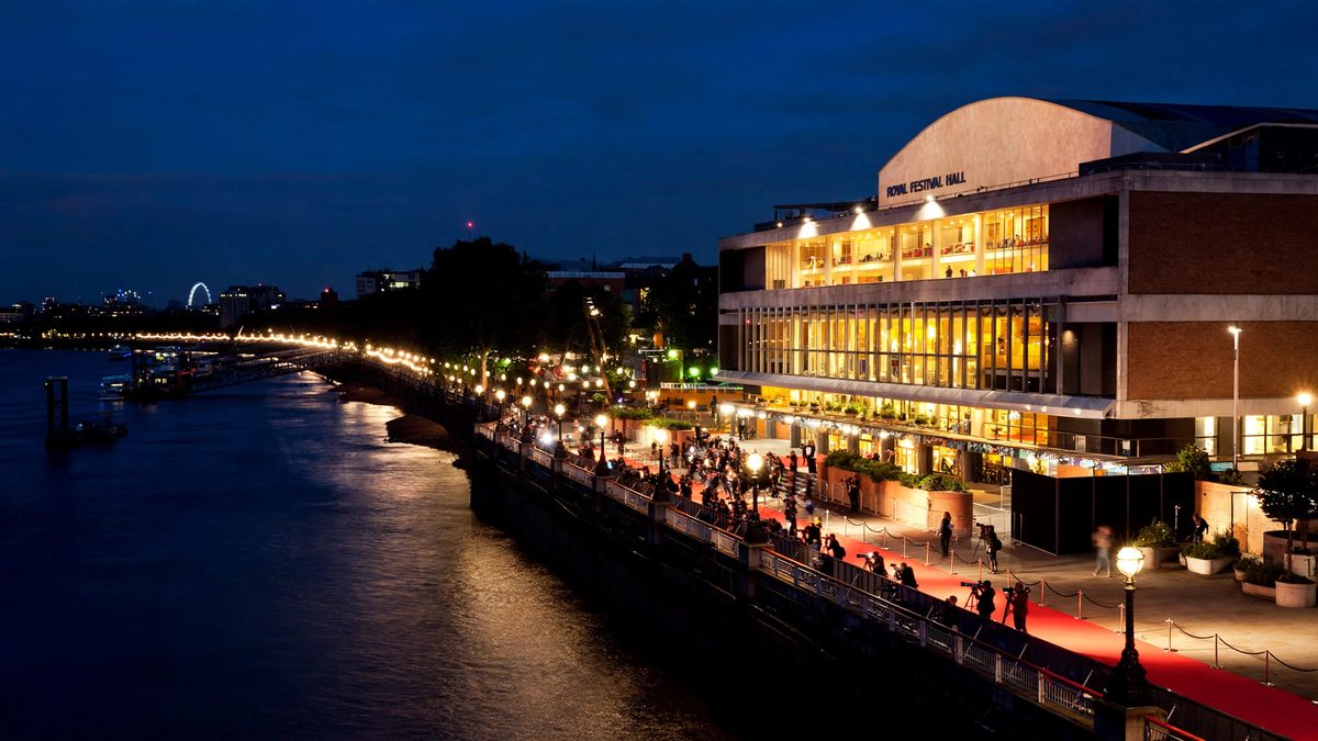 The Debut, de Eisenberg, cierra el Festival de Londres con Moore