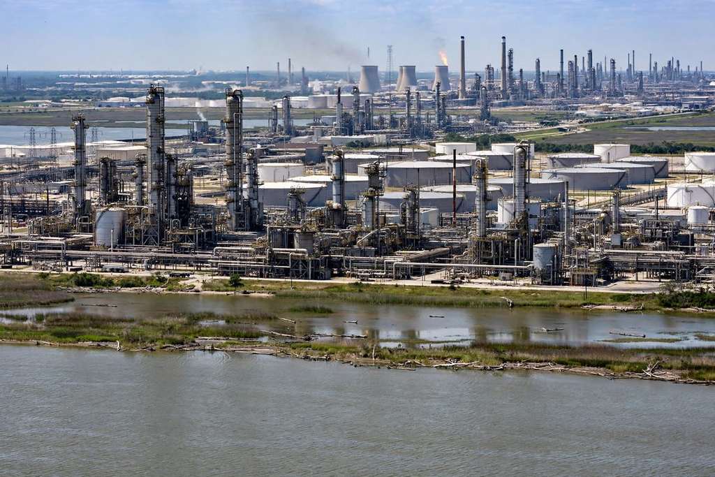 Exxon and Chevron Beat Profit Forecasts as Refining Earnings Surge
