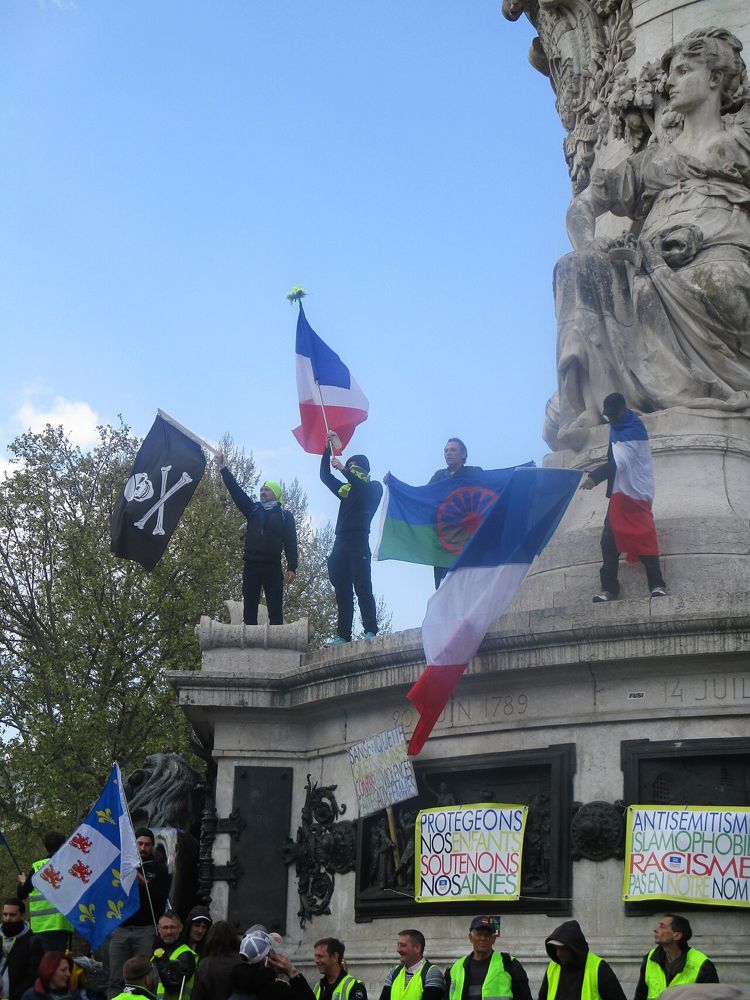 61 detenidos en Paris en una jornada nacional de protestas contra el costo de la vida en Francia