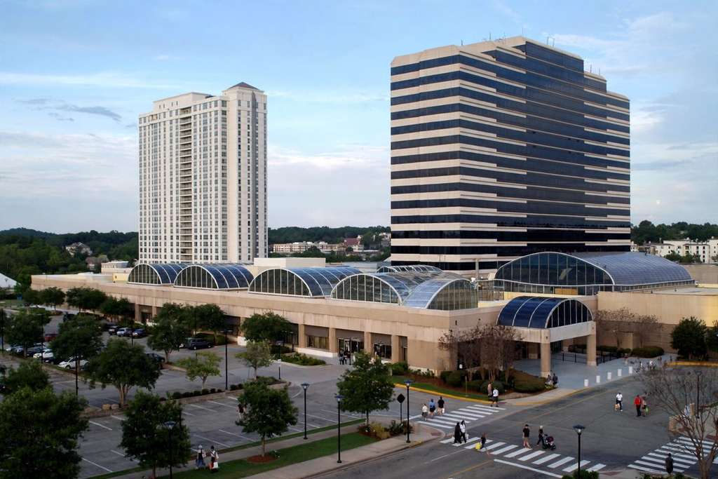 Hoover, Alabama: Un hombre recibe un disparo en el brazo durante una pelea en el patio de comidas del Riverchase Galleria y el centro comercial reabre el mismo día