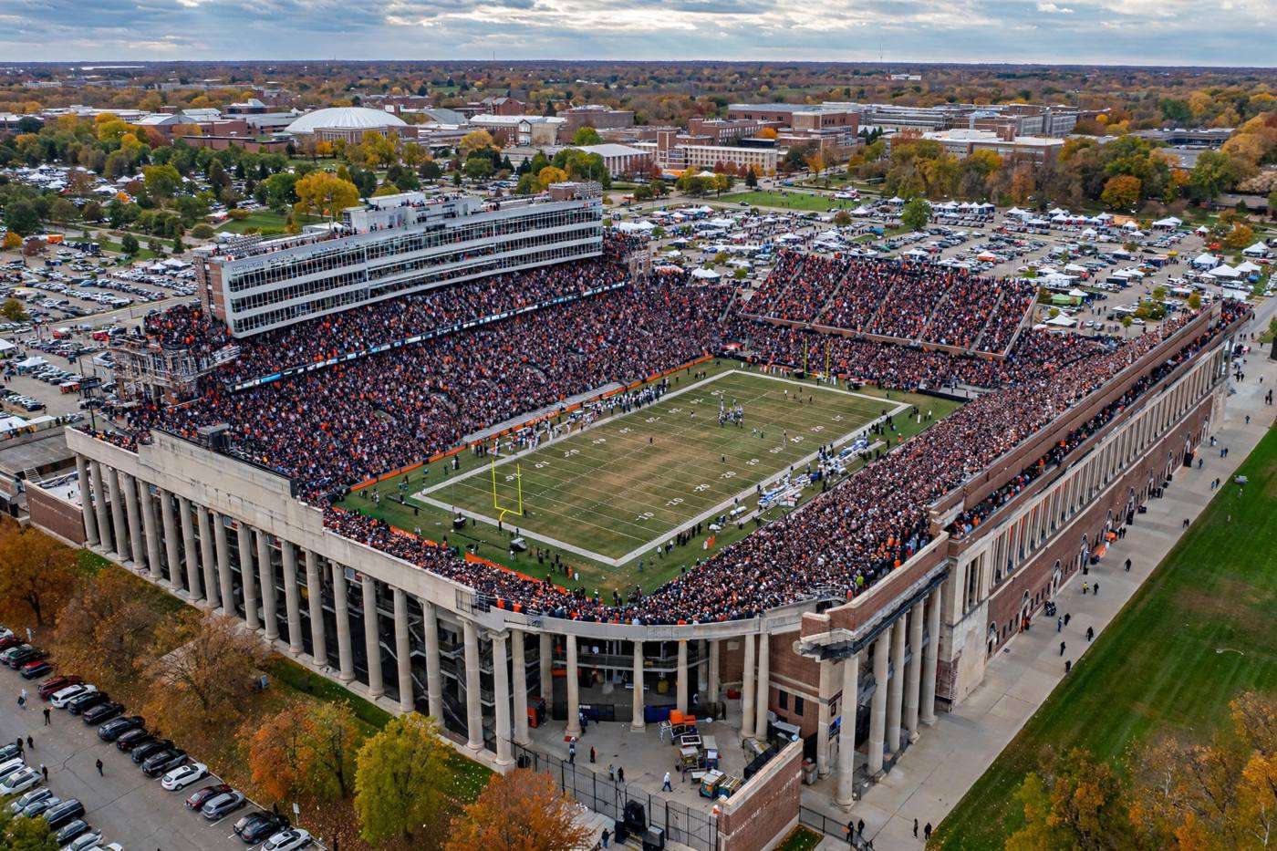 Illinois Beats No. 25 Oregon 21-10 as Clayton Throws Two Touchdowns in First Start