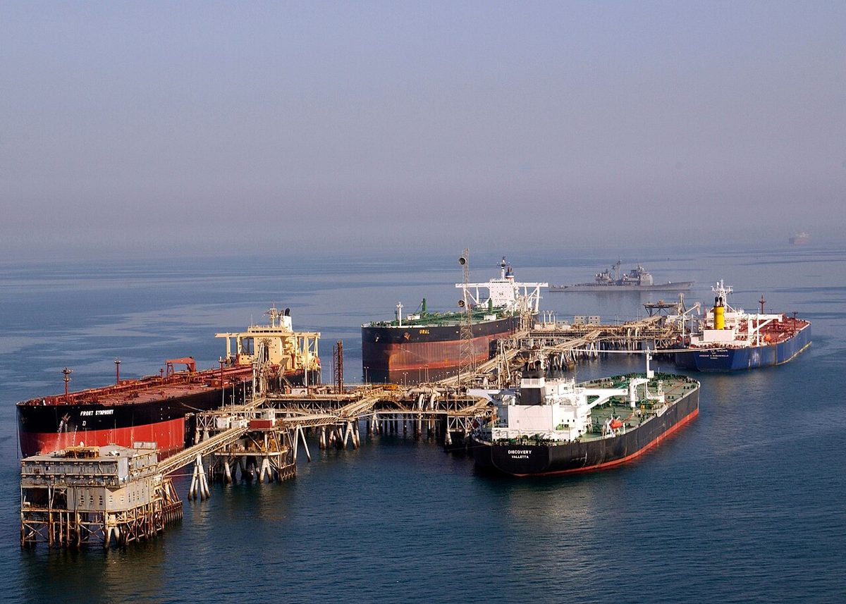 Iran dice que otro petrolero choco con una mina y se incendio en el estrecho de Ormuz