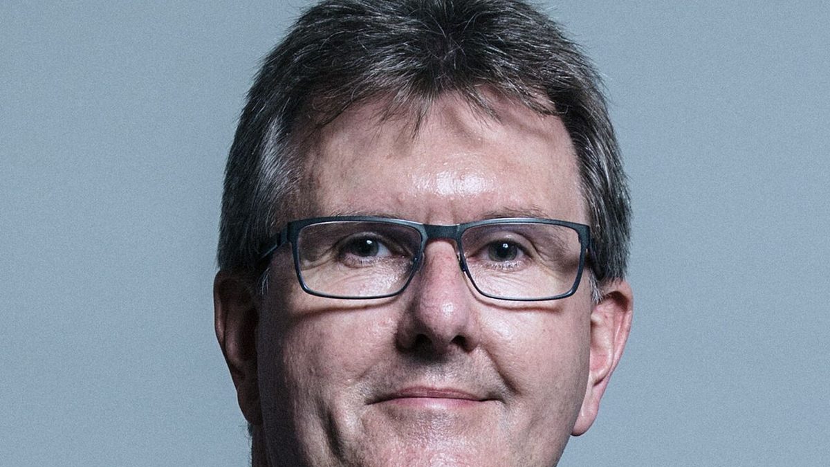 L'ancien chef du DUP Jeffrey Donaldson condamné à 15 ans de prison pour infractions sexuelles sur enfants