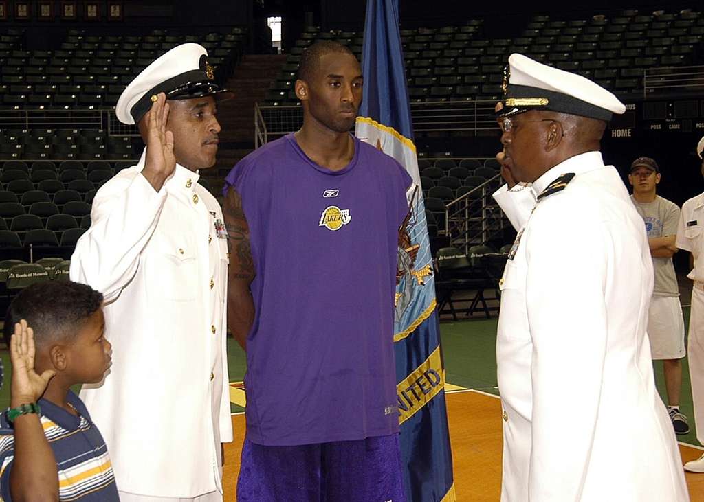 La camiseta de instituto de Kobe Bryant se vende por un récord de 2,2 millones de dólares en Sotheby's