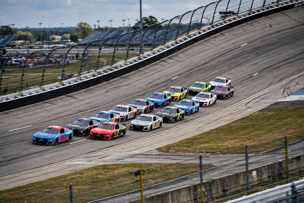Larson gana la YellaWood 500 de Talladega en un final de foto y amplia su ventaja en el titulo a 73 puntos