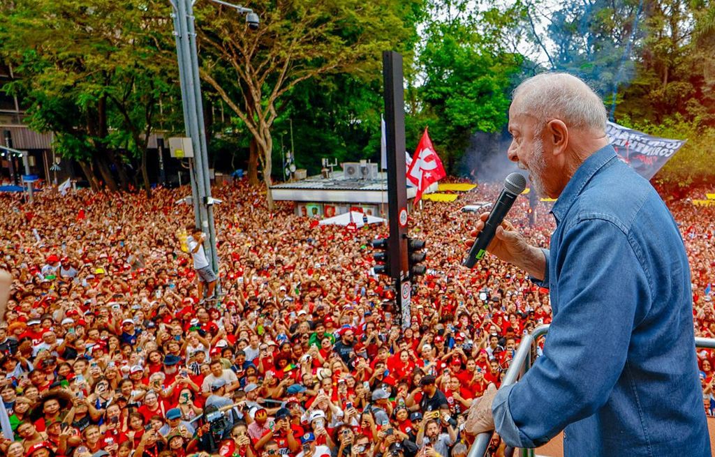 Lula Pledges Free Weekend Transit Across Brazil Days Before Runoff