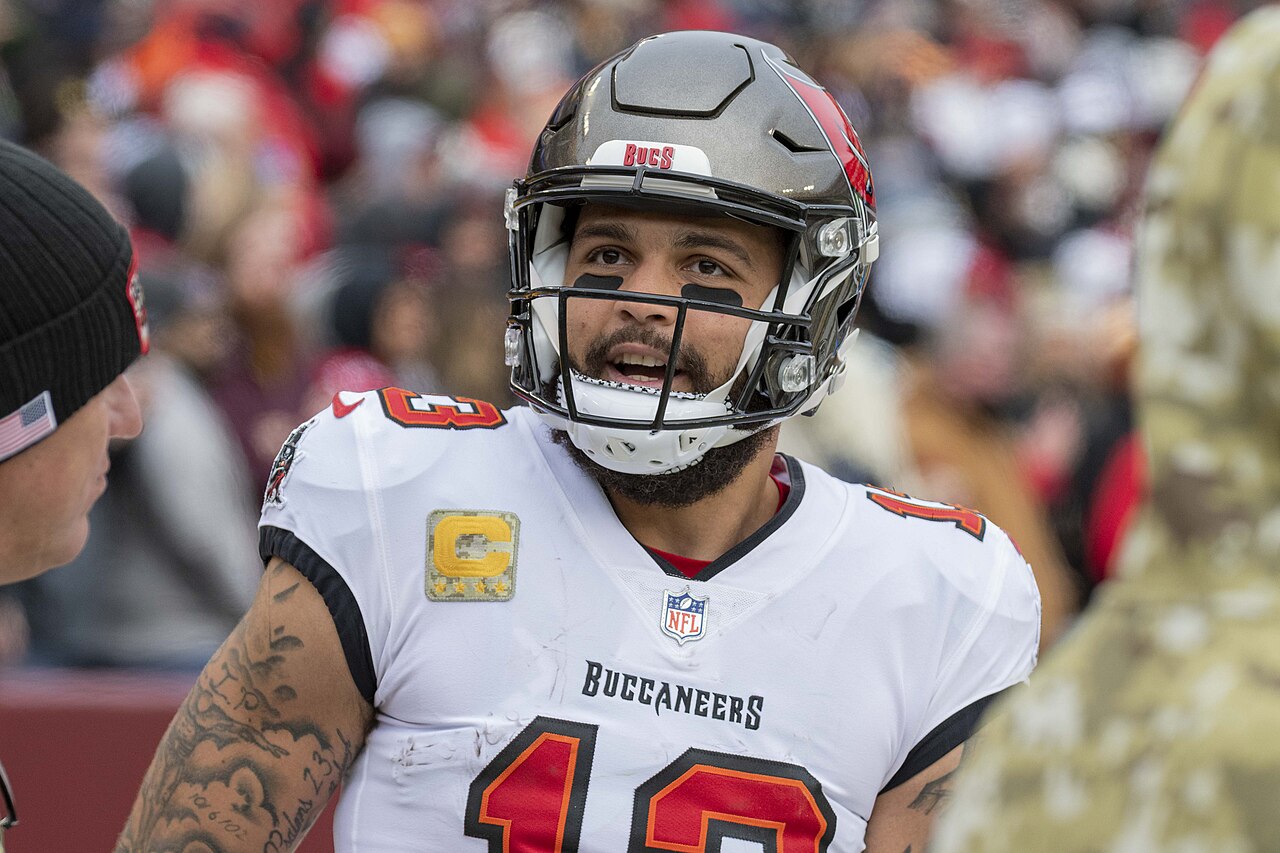 Mike Evans sort avec une blessure au tendon d'Achille contre les Commanders, retour incertain