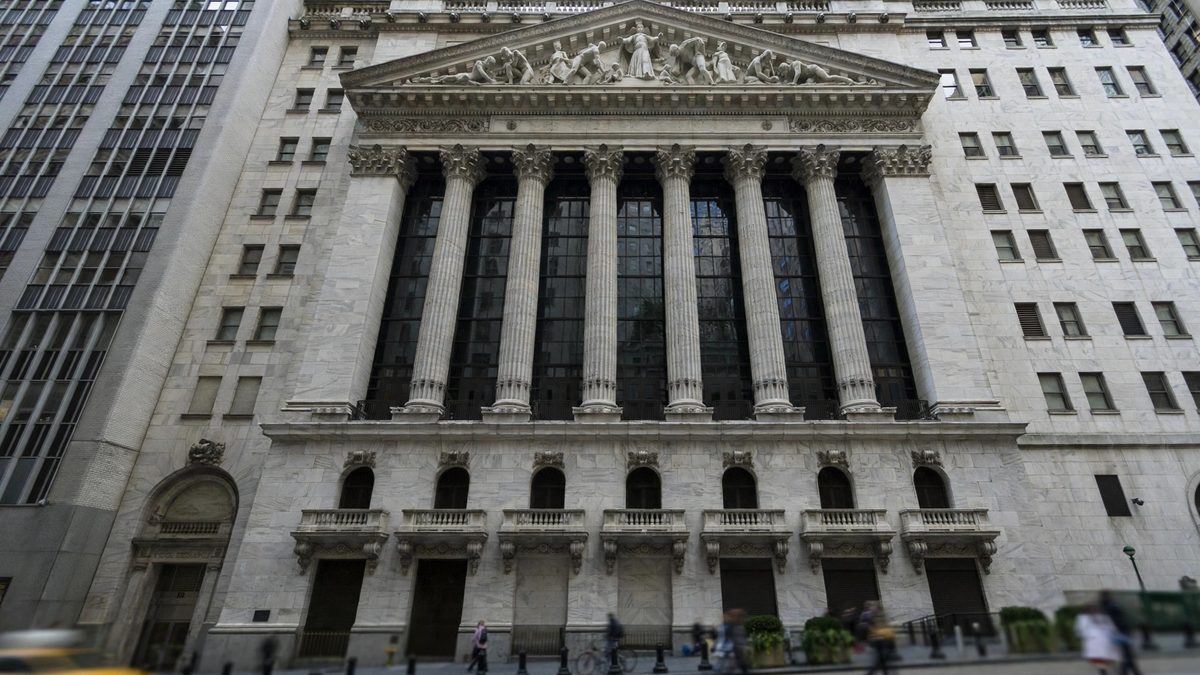 Les futures du Nasdaq perdent 1,7 pour cent, Tesla recule avant l'ouverture