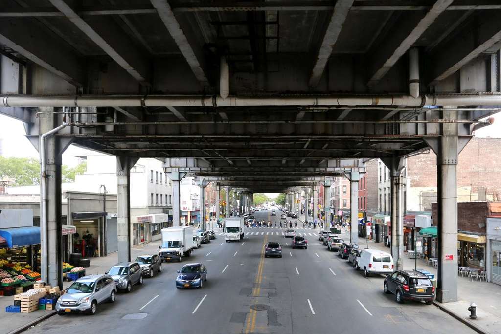 New York City, New York: Sahar Le Brooklyn Ko Khatarnak Third Avenue Lai Chha Lane Bata Char Lane Ma Ghataune Bhayo