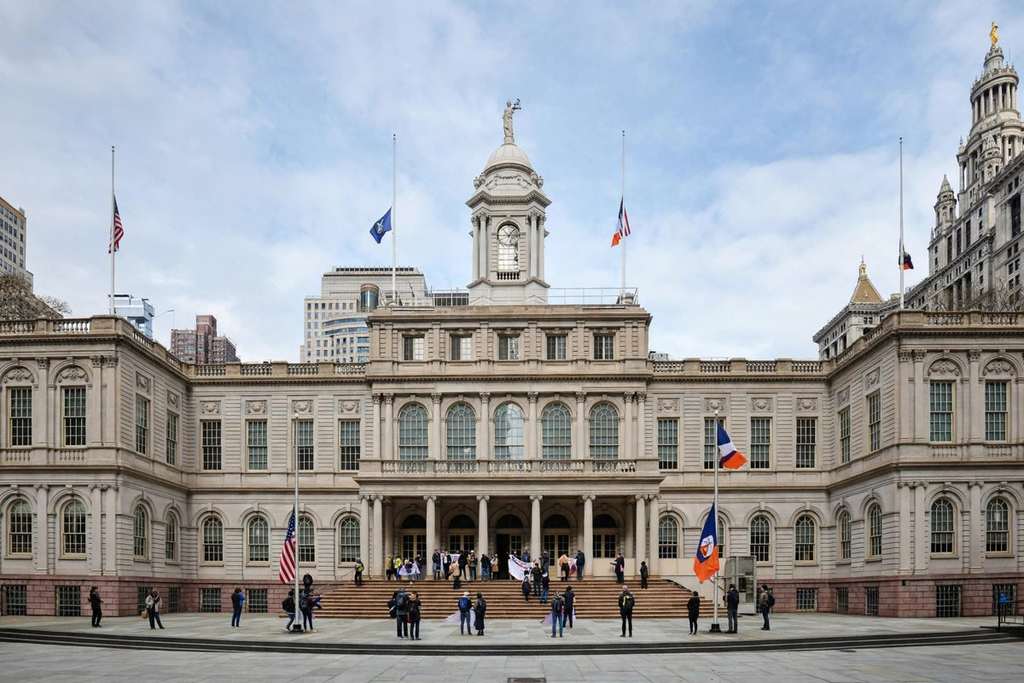 New York City, New York: Mamdani Ke Badalne Ke Prayas Ke Asafal Hone Ke Baad Samjhauta Tigani Ko Nasli Samanta Aayog Mein July Tak Rakhta Hai