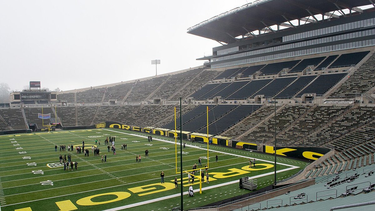 Oregon Beat Nebraska 17-14 as Raiola Throws the Winning Touchdown Against His Old Team