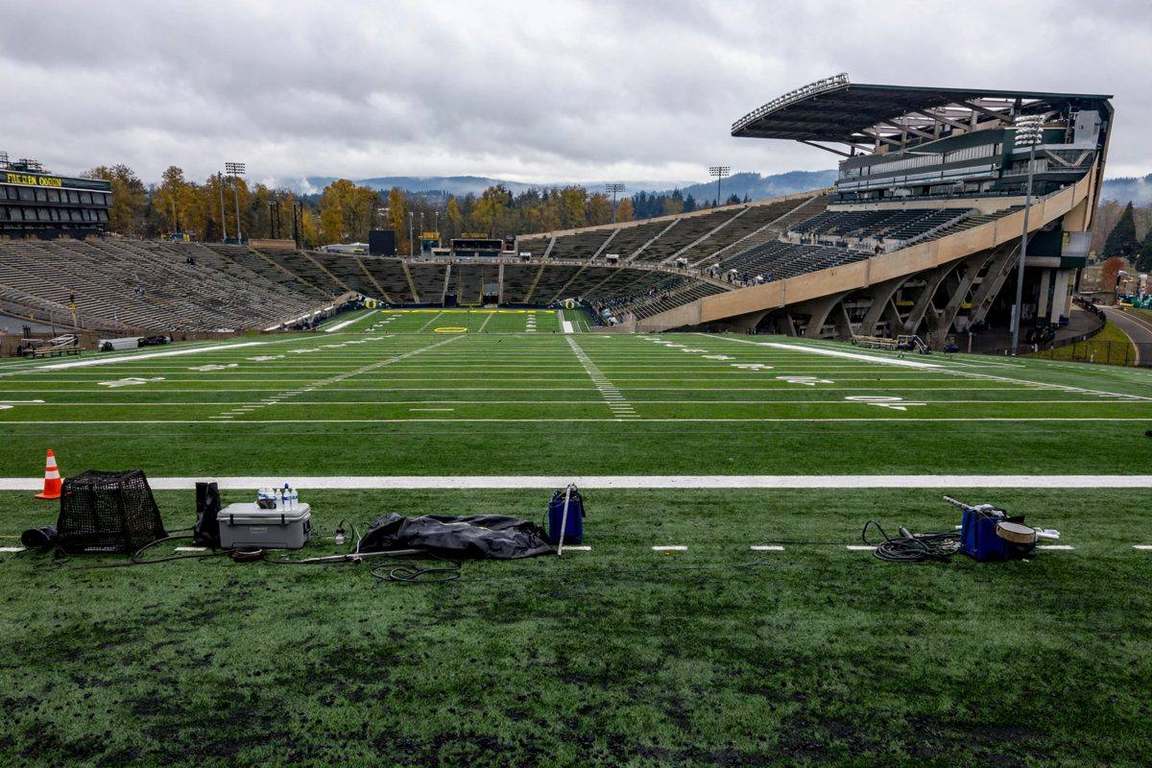 El quarterback de Oregon Dante Moore, fuera el resto de la temporada por una conmocion
