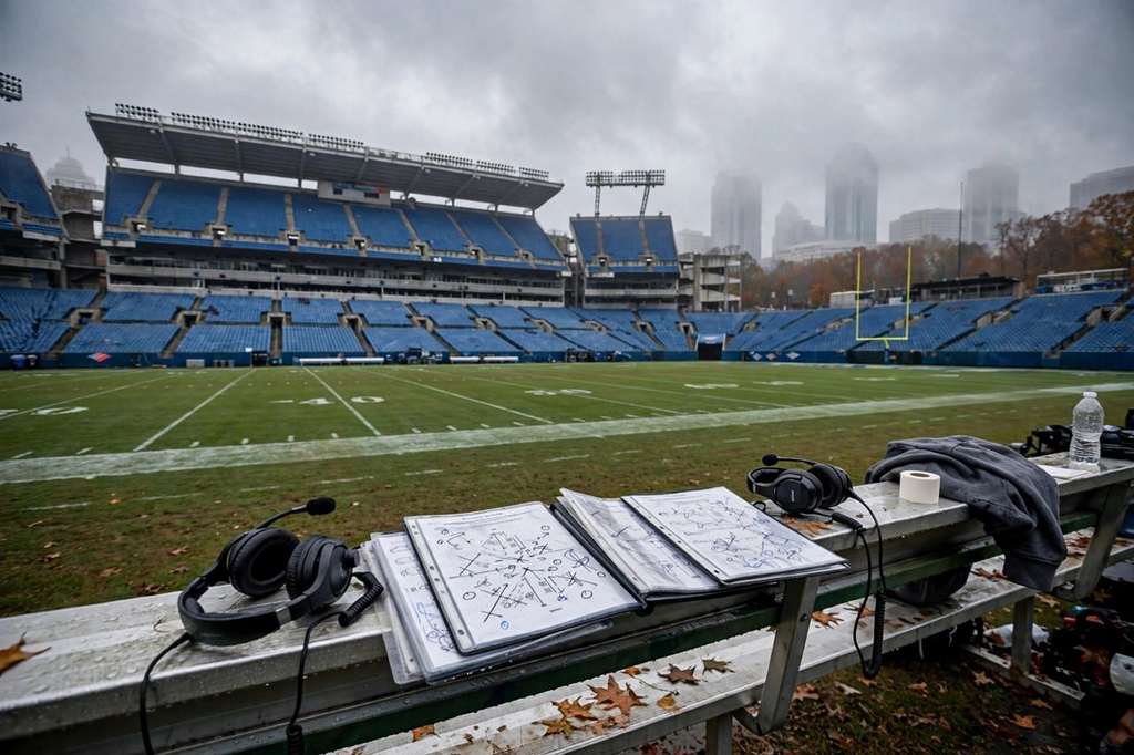 Los Panthers despiden al coordinador defensivo Ejiro Evero tras perder con Green Bay