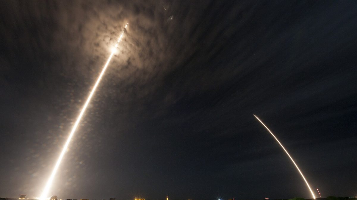 SpaceX Bandwagon-5 Launches 32 Payloads and Lights Dawn Sky