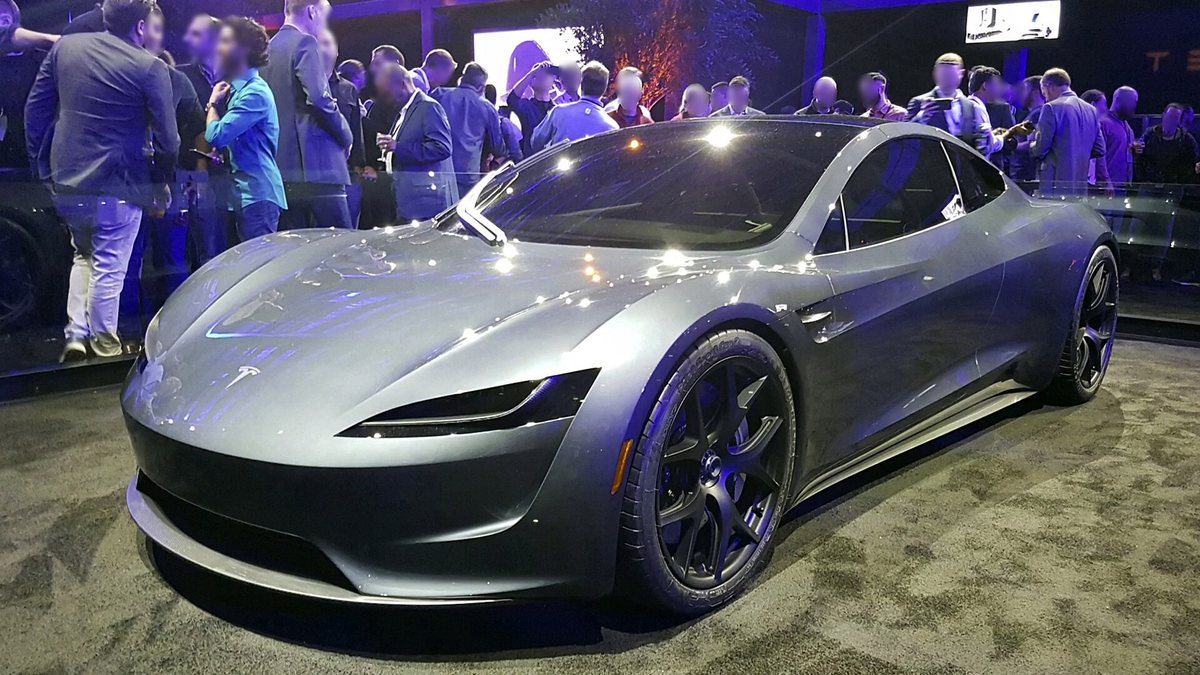 La nouvelle Roadster de Tesla vole et fait un tonneau lors de sa présentation au Texas