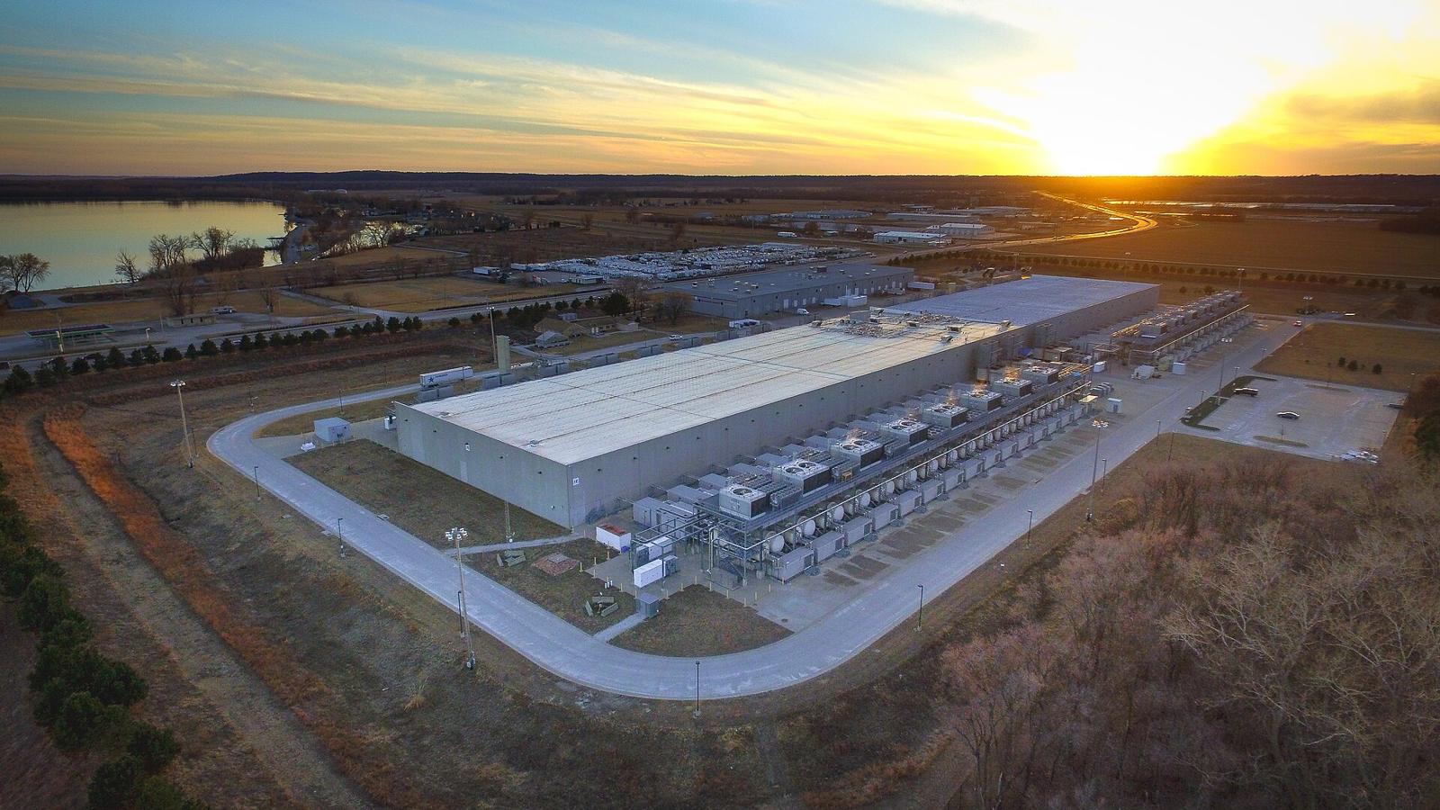 Trump Tells Data Center Builders to Pay Host Communities a Dividend