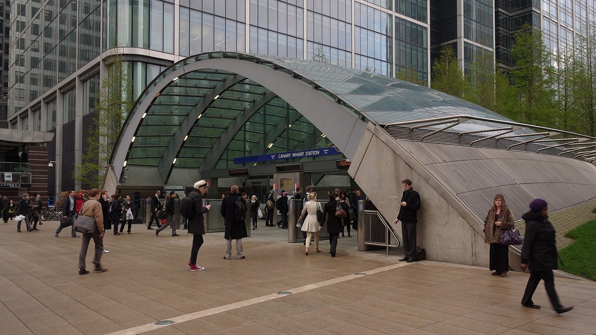 UK Unemployment Falls to 4.7% but Vacancies Hit a Five-Year Low