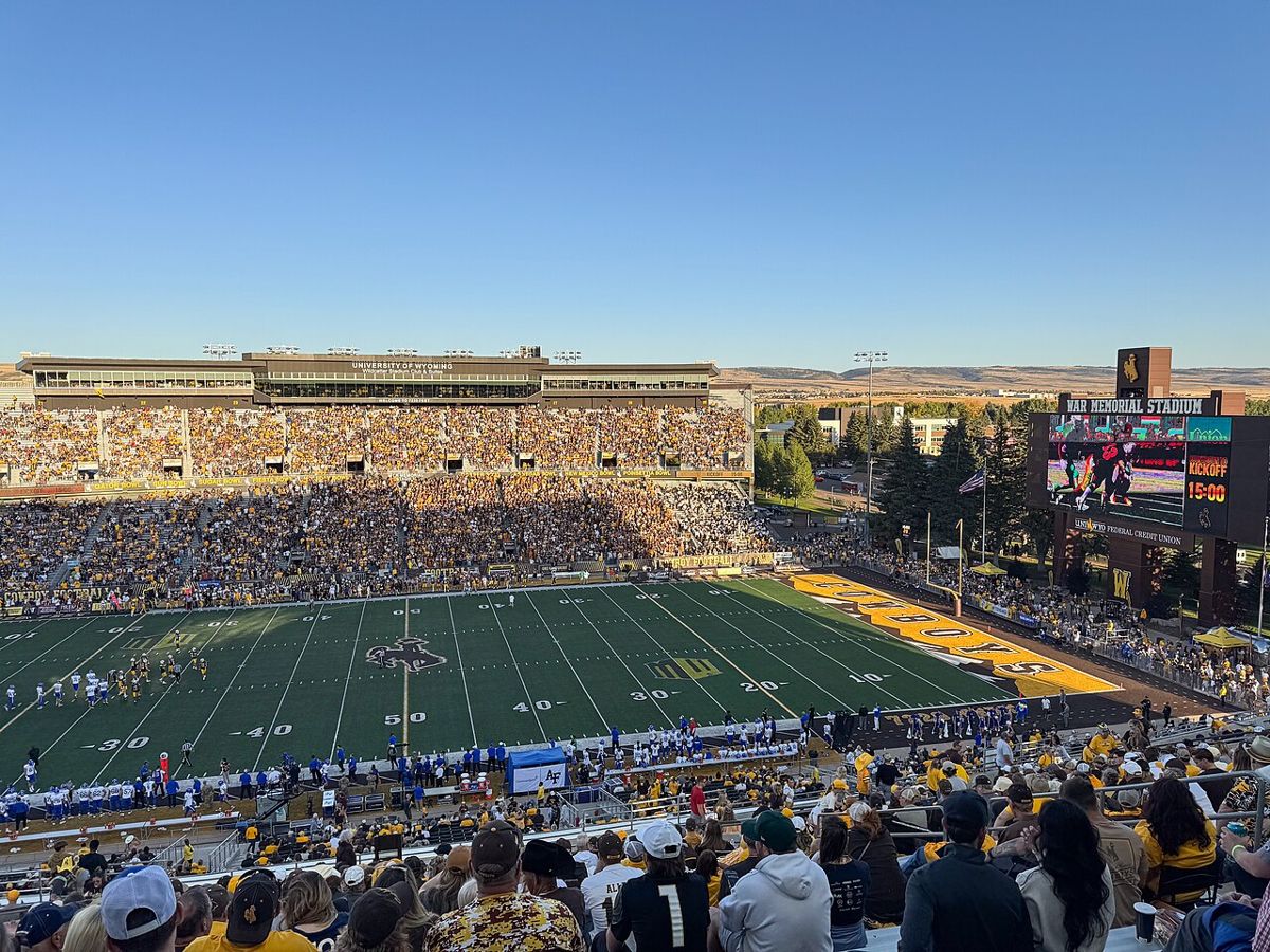 Wyoming bat Air Force 28-14, Hughes ouvre le match avec une course de touchdown de 68 yards
